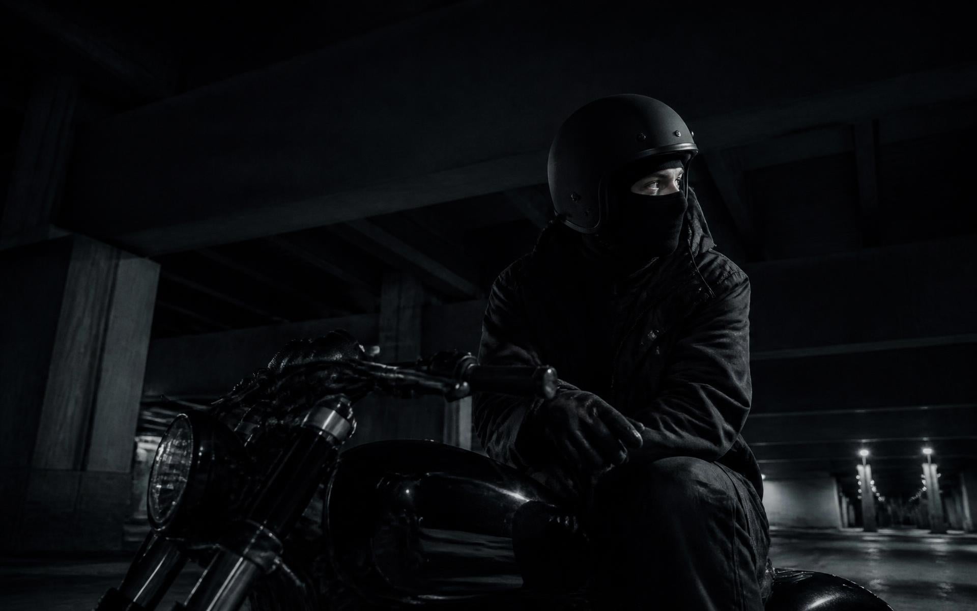Dark technical urban riding setup